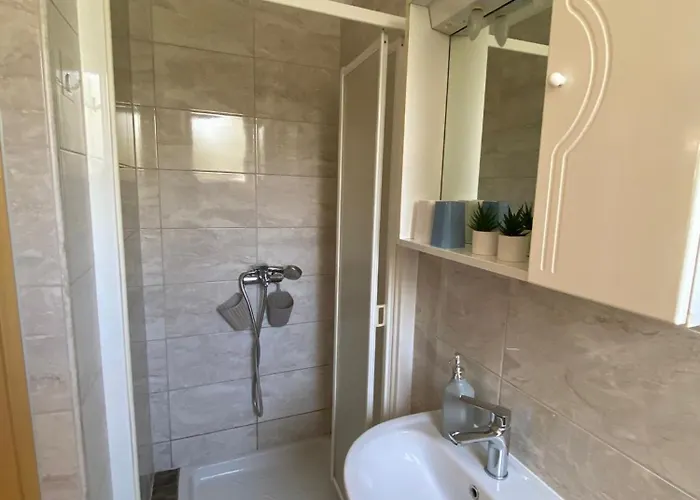 Gostinjska kuća Nora *